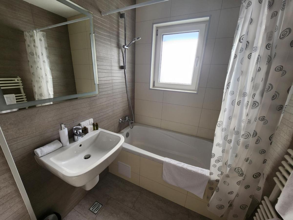 Grand Look & Best Location For Business On Bucharest Luaran gambar